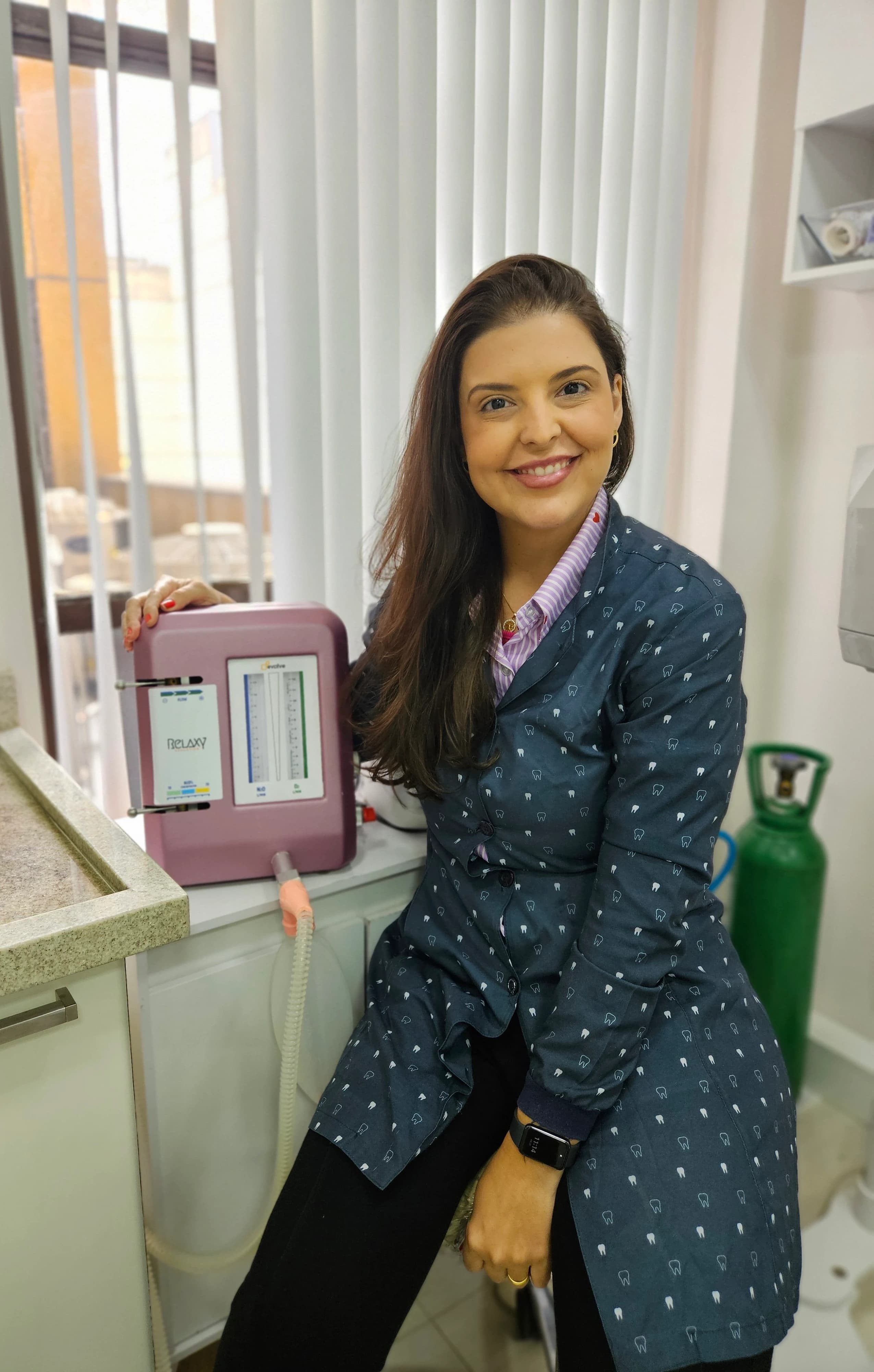 Dra. Meirielle Azevedo no consultório, dentista em Volta Redonda